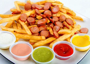 Salchipapa: Ingenio Callejero Peruano que Conquistó Corazones en Todo el Mundo