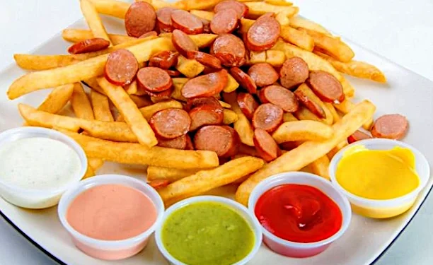 Salchipapa: Ingenio Callejero Peruano que Conquistó Corazones en Todo el Mundo