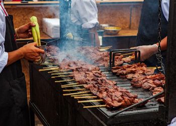 Anticucho: Icono de la Gastronomía Peruana con Corazón
