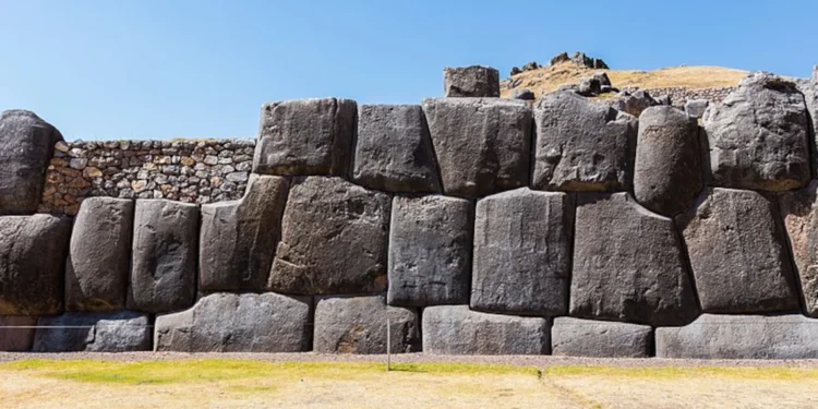 Sacsayhuamán: El Enigma de Piedra que Guarda los Secretos del Imperio Inca