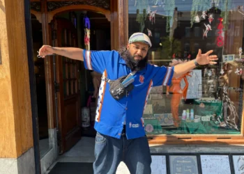 Deportado, una máquina de cortar cabello y fe: el peruano que encontró una nueva vida en Ámsterdam