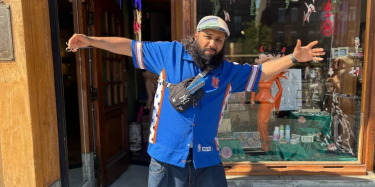 Gedeporteerd, een tondeuse en geloof: de Peruaan die een nieuw leven vond in Amsterdam