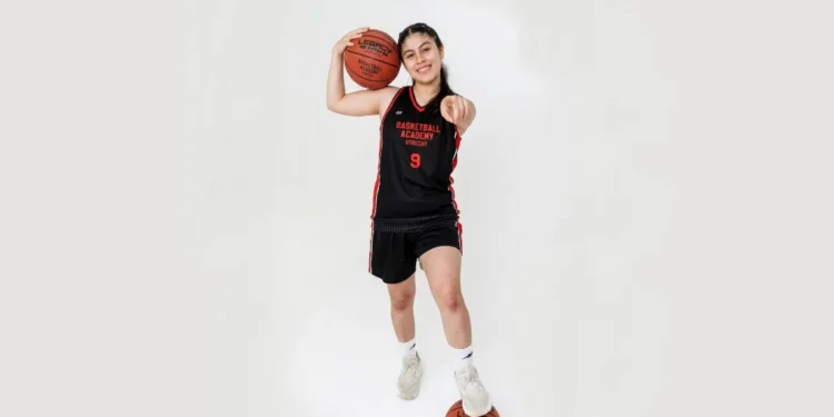 Entre dos mundos y una pasión: Isabel Cook, la niña peruana que cruzó el Atlántico para jugar al basket