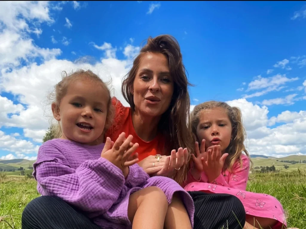Jane deelt nu haar gemengde en Peruaanse identiteit met haar dochters die in Nederland zijn geboren.