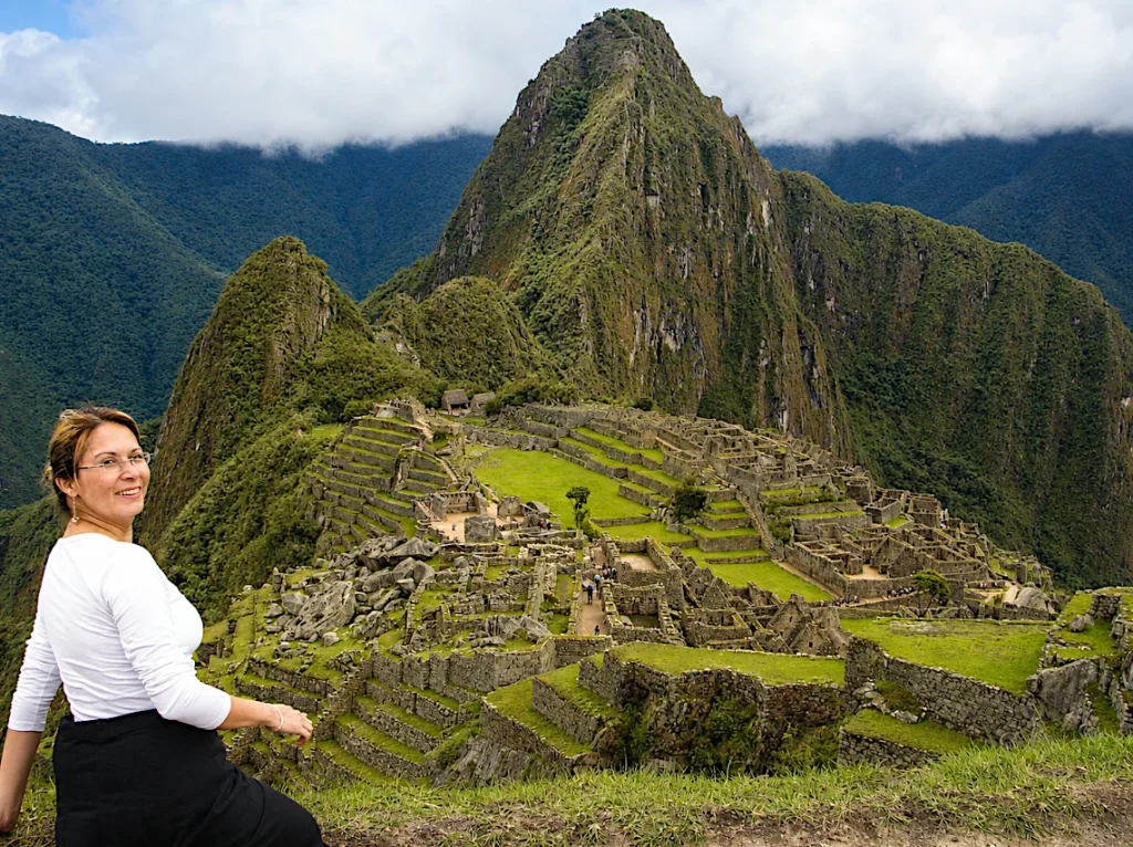 Leyla Alpaca tijdens een bezoek aan Machu Picchu, in verbinding met haar Peruaanse roots.