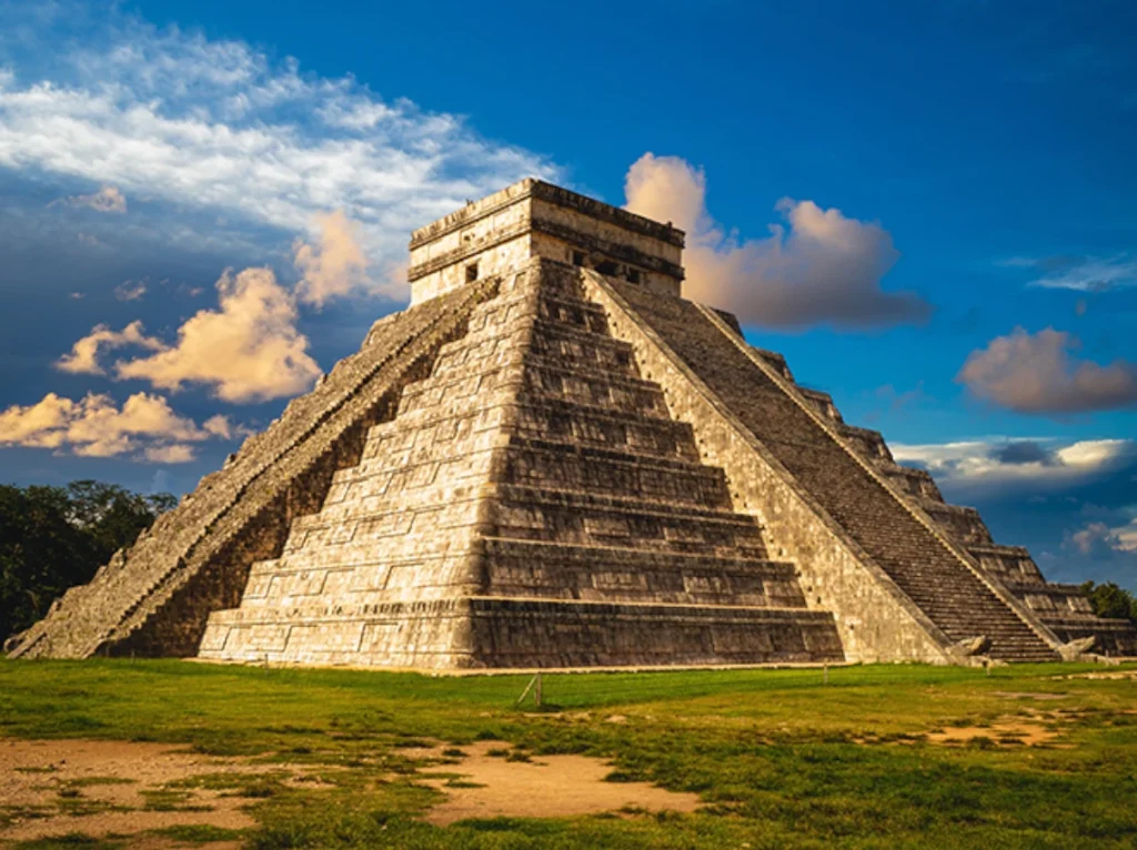 Trapsgewijze piramide van El Castillo in Chichén Itzá, Mexico, onder een blauwe hemel.