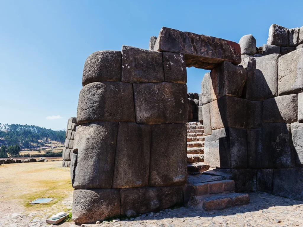 Poort van grote, in elkaar passende stenen blokken in de muren van Sacsayhuamán, Cusco.