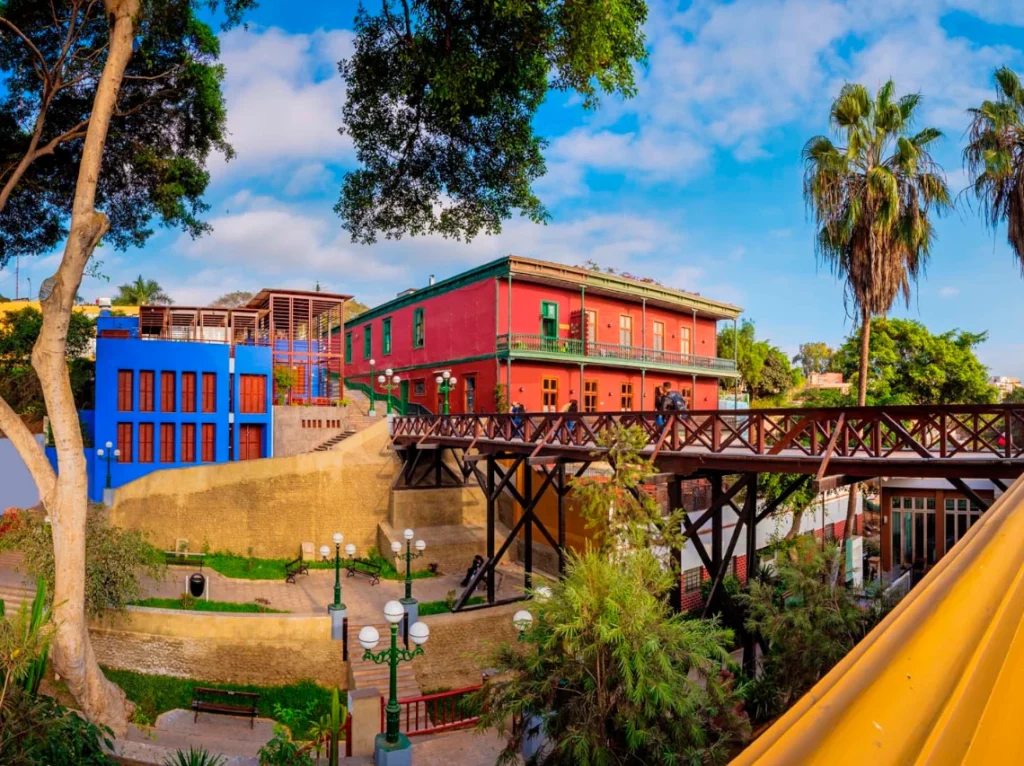 De Puente de los Suspiros met kleurrijke koloniale huizen in Barranco, Lima.