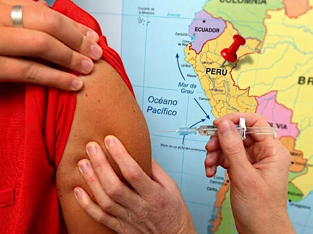 Een vaccinatie in de arm, met een kaart van Zuid-Amerika waarop Peru is gemarkeerd.